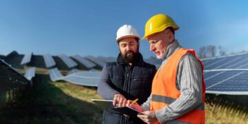 Two energy management expert working in the field